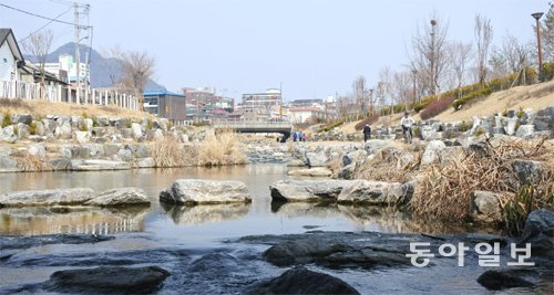 봄햇살이 내리쬐는 22일 강원 춘천시 약사천의 풍경. 2013년 복원된 약사천은 생태계 회복과 주민 휴식 공간 제공 등 긍정적 평가를 받고 있지만 지난해 수량 부족으로 악취 논란에 휩싸이기도 했다. 이인모 기자 imlee@donga.com