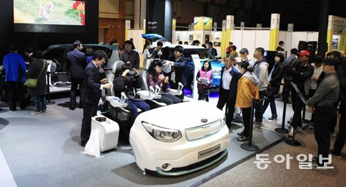 제주국제컨벤션센터에서 열리고 있는 제3회 국제전기자동차엑스포에서 참가자들이 전기차 시뮬레이션을 경험하는 등 높은 관심을 보였다.
임재영 기자 jy788@donga.com