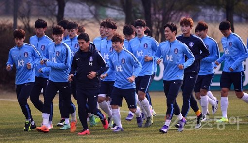 올림픽축구대표팀 선수들이 22일 파주 NFC에서 진행된 팀 훈련에 앞서 가벼운 달리기로 몸을 풀고 있다. 올림픽대표팀은 25일과 28일 알제리와 2차례 평가전을 치른다. 파주｜김종원 기자 won@donga.com