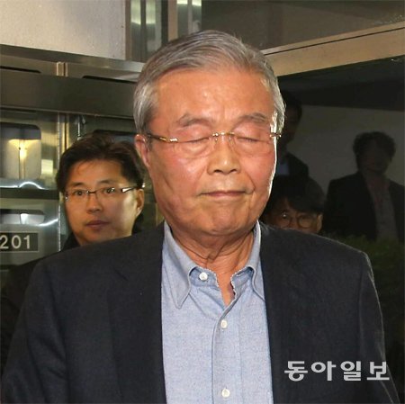 김종인 심야 귀가… 비대위 밤새 설득



더불어민주당 김종인 비상대책위원회 대표가 22일 오후 10시 반경 서울 종로구 구기동 자택으로 들어가고 있다. 김 대표는 우윤근 비대위원 등이 찾아오기 직전인 오후 8시 15분경 “개인적 볼 일이 있다”며 집을 나섰다. 비대위원들은 2시간 넘게 기다렸다 김 대표를 만나 밤 늦게까지 사퇴를 만류했다. 박영대 기자 sannae@donga.com