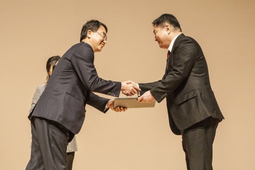 김호섭 선문대 교수(오른쪽)가 22일 배성근 교육부대학정책실장으로부터 대학특성화사업(CK)공로를 인정받아 표창장을 받고 있다. 선문대제공