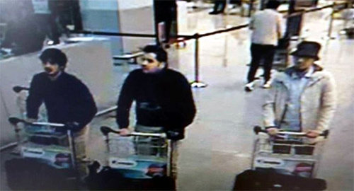 22일 벨기에 브뤼셀 자벤템 공항에서 발생한 폭탄 테러의 용의자 3명이 찍힌 폐쇄회로(CC)TV 사진. 벨기에 검찰은 지문감식 
결과 가운데 남성이 자살폭탄 테러를 저지른 엘 바크라위 형제 중 형인 이브라힘(30)이라고 밝혔다. 나머지 두 명의 신원은 
확인되지 않았다. 브뤼셀=AP 뉴시스