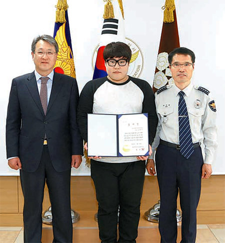 23일 대구북부경찰서에서 최석환 서장(오른쪽)과 최재영 영진전문대 총장(왼쪽)이 임호준 씨에게 감사장을 전달하고 있다. 영진전문대 제공