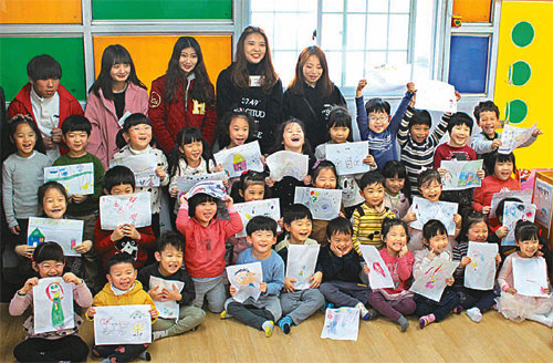 호남대 미술학과 학생들은 건전MT 프로그램의 하나로 14일 광주 북구 각화종합사회복지관에서 유치원생들을 대상으로 미술 수업 봉사를 펼쳤다. 호남대 제공