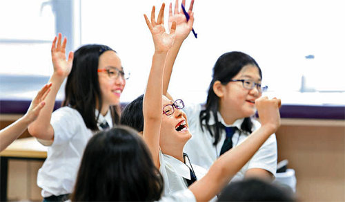브랭섬홀아시아 6학년 학생들이 수업 시간에 질문을 하기 위해 손을 들고 있다. 브랭섬홀아시아의 수업은 학생들의 질문을 제한하지 않는 것이 특징이다. 브랭섬홀아시아 제공