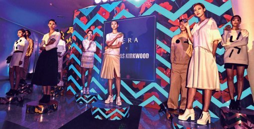 ‘헤라 × 니콜라스 컬크우드’ 컬렉션의 패턴을 적용한 오프닝 쇼.