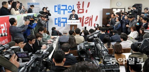 유승민 의원 탈당 기자회견.