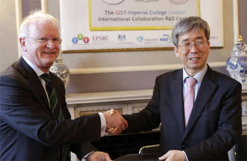 문승현 광주과학기술원(GIST) 총장(오른쪽)과 제임스 스털링 영국 임페리얼칼리지(ICL) 대내총장이 17일 런던에서 업무협약을 맺고 협약서를 나누고 있다. 광주과학기술원(GIST) 제공