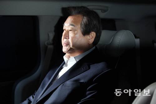 25일 오전 비행기편을 통해 부산에서 상경한 김무성 새누리당 대표가 김포공항에서 당사로 향하는 차량 안에서 심각한 표정을 짓고 있다. 박영대 기자 sannae@donga.com