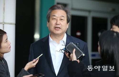 25일 오전 비행기편을 통해 부산에서 상경한 김무성 새누리당 대표가 김포공항에 도착해 기자들의 질문을 받고 있다. 박영대 기자 sannae@donga.com