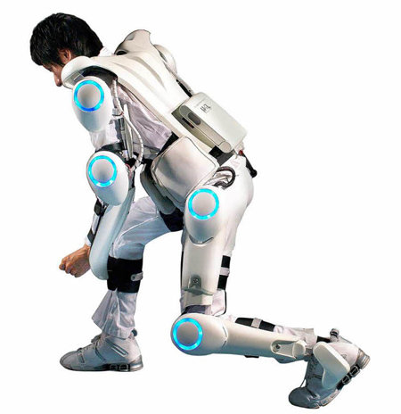 일본 사이버다인이 개발한 재활용 웨어러블 로봇 ‘할5(HAL-5)’는 착용자 근육의 전기신호를 감지해 움직인다. 사이버다인 제공