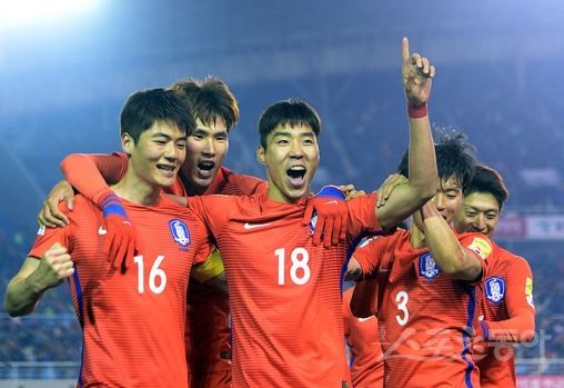 축구국가대표팀 이정협(왼쪽 3번째)이 24일 안산 와스타디움에서 벌어진 2018러시아월드컵 아시아 2차 예선 G조 7차전 레바논과의 홈경기 후반 추가시간에 결승골을 터트린 뒤 동료들과 함께 환호하고 있다. 김진환 기자 kwangshin00@donga.com