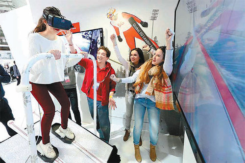 스페인 바르셀로나에서2월 22일 열린 ‘모바일월드콩그레스(MWC)2016’ KT 부스에서 관람객들이 가상현실(VR) 고글을 착용한채 스키점프를 실감나게 체험하고 있다. KT제공