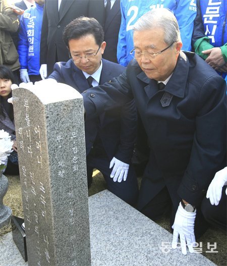 광주에서… 더불어민주당 김종인 비상대책위원회 대표(오른쪽)가 27일 광주 전남 지역 후보자들과 함께 광주 북구 운정동 국립5·18민주묘지를 찾아 참배하고 있다. 광주=박영철 기자 skyblue@donga.com