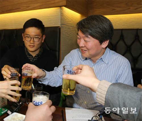 안철수 국민의당 상임공동대표가 27일 자신의 지역구인 서울 노원구 한 식당에서 청년들과 건배하고 있다. 홍진환 기자 jean@donga.com