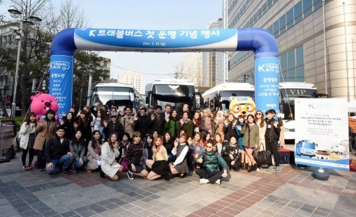 한국 방문의 해 캐릭터홍보대사 뽀로로와 K트래블버스 외국인 체험단. 한국방문위원회 제공