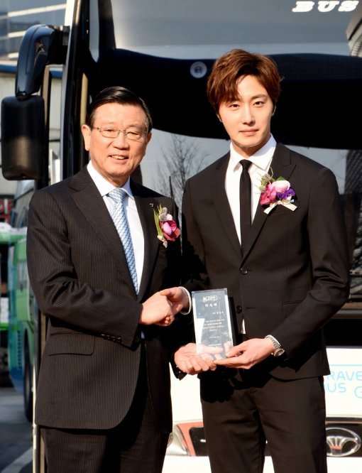 한국방문위원회 박삼구 위원장과 K트래블버스 홍보대사로 위촉된 배우 정일우 씨.