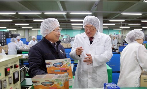 임채운 이사장(왼쪽)과 ㈜씨앤씨 최일규 대표가 제품에 대한 이야기를 나누고 있다.