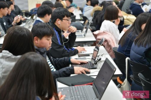 앳된
얼굴의 학생이지만, 노트북을 다루는 손은 전문가와 같다(사진=동아닷컴 IT전문 권명관 기자 tornadosn@itdonga.com)