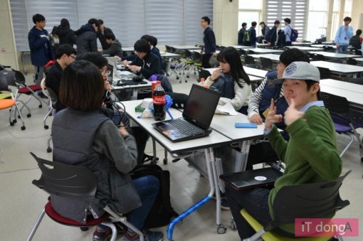 기획
회의 중에도 카메라는 바라본다(사진=동아닷컴 IT전문 권명관 기자 tornadosn@itdonga.com)