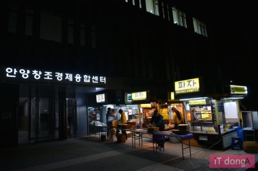 학생들의
야식을 책임진 푸드 트럭(사진=동아닷컴 IT전문 권명관 기자 tornadosn@itdonga.com)