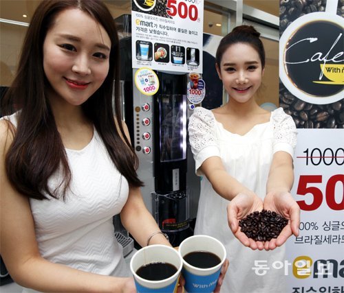 28일 서울 종로구 난계로 위드미 IBC호텔점에서 모델들이 500원짜리 원두커피 ‘테이크 원’을 선보이고 있다. 김경제 기자 kjk5873@donga.com
