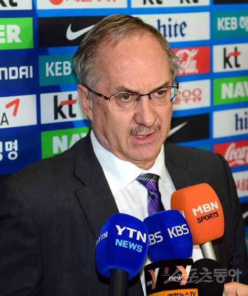 지난 27일 태국 방콕에서 열린 태국과의 평가전에서 1-0으로 승리한 한국축구대표팀이 28일 오전 인천국제공항을 통해 귀국했다. 축구대표팀 슈틸리케 감독이 귀국 후 취재진과 인터뷰를 하고 있다. 인천국제공항｜김민성 기자 marineboy@donga.com