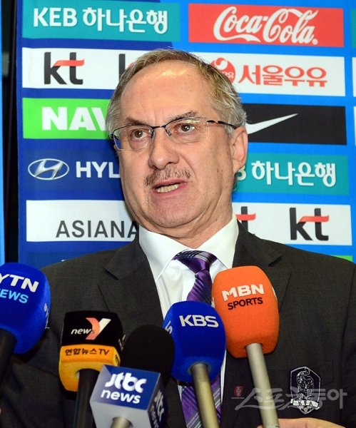 지난 27일 태국 방콕에서 열린 태국과의 평가전에서 1-0으로 승리한 한국축구대표팀이 28일 오전 인천국제공항을 통해 귀국했다. 축구대표팀 슈틸리케 감독이 귀국 후 취재진과 인터뷰를 하고 있다. 인천국제공항｜김민성 기자 marineboy@donga.com