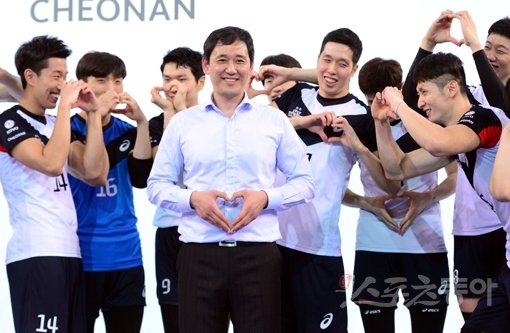 현대캐피탈 최태웅 감독(가운데). 스포츠동아DB