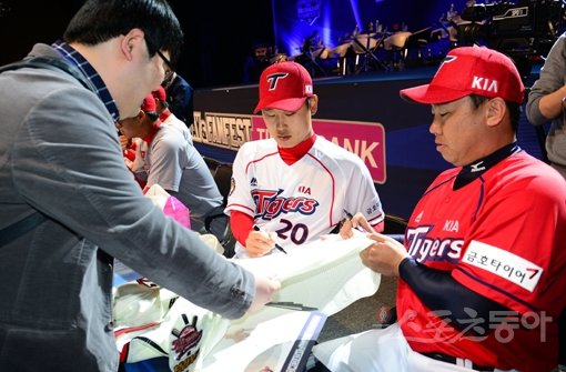 KIA 윤석민(가운데)과 이범호(오른쪽)가 28일 서울 용산구 블루스퀘어 삼성카드홀에서 열린 미디어데이에서 팬들에게 사인을 해주고 있다. 김민성 기자 marineboy@donga.com