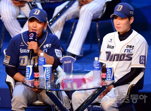 28일 서울 블루스퀘어 삼성카드홀에서 ‘2016 타이어뱅크 KBO리그’ 미디어데이가 열렸다. NC 이종욱(왼쪽)이 개막을 앞두고 출사표를 밝히고 있다. 김민성 기자 marineboy@donga.com