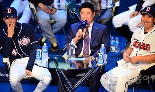 28일 서울 용산구 블루스퀘어 삼성카드홀에서 ‘2016 타이어뱅크 KBO리그 미디어데이&팬페스트’가 열렸다. 두산 김태형 감독(가운데)이 팬들의 질문에 웃으며 답하고 있다. 동석한 오재원(왼쪽)과 유희관도 즐거운 듯 웃고 있다. 김민성 기자 marineboy@donga.com