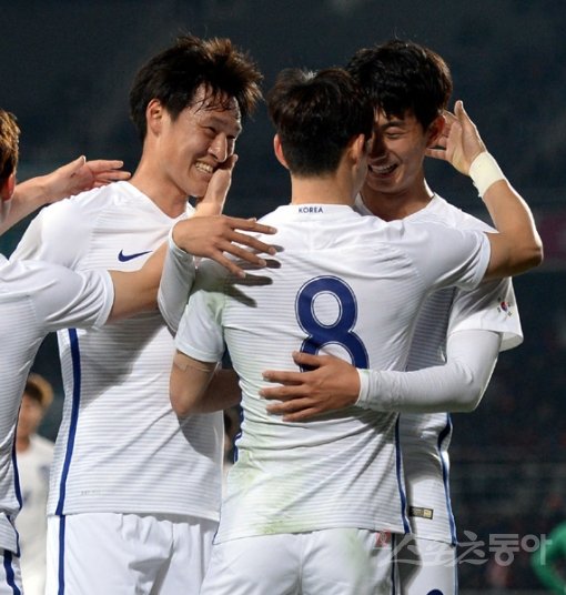 올림픽대표팀 이창민(8번)이 28일 알제리전에서 전반 선제골을 넣은 뒤 동료들의 축하를 받고 있다. 고양｜김진환 기자 kwangshin@donga.com