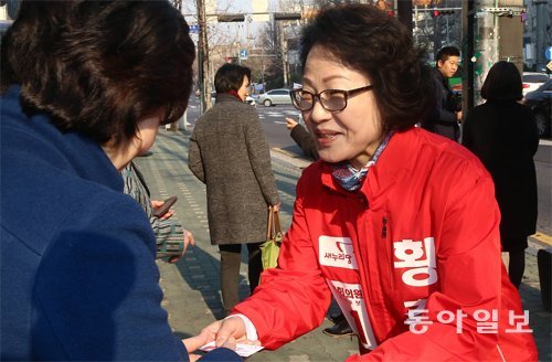 “제가 1번입니다” 여성 우선추천으로 서울 용산 지역구 공천을 받은 새누리당 황춘자 후보(오른쪽)가 28일 용산구청 앞 사거리에서 출근길 유권자들에게 명함을 돌리고 있다. 전영한 기자 scoopjyh@donga.com