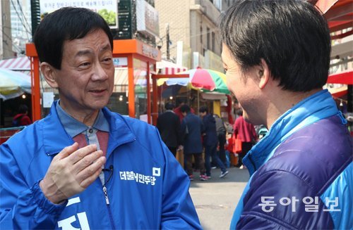 “이번엔 2번입니다” 새누리당 공천에서 배제된 뒤 더불어민주당으로 당적을 옮긴 진영 의원(왼쪽)이 28일 서울 용산구 용문시장을 방문해 지역주민에게 지지를 호소하고 있다. 전영한 기자 scoopjyh@donga.com