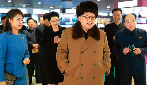 이설주-김여정도 동행 김정은 북한 노동당 제1비서(가운데)가 부인 이설주(왼쪽)와 여동생 김여정 등과 
함께 평양에 건설된 백화점을 방문하고 있다. 오른쪽은 8개월 만에 모습을 드러낸 ‘금고지기’ 전일춘. 노동신문은 28일자에서 
김정은이 새로 건설된 미래 상점을 현지지도했다고 보도했다. 사진 출처 노동신문