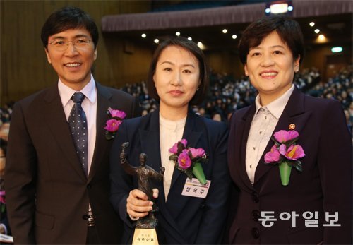 28일 서울 중구 이화여고 유관순기념관에서 열린 ‘제15회 유관순상 시상식’에서 수상자인 심옥주 한국여성독립운동연구소장(가운데)이 안희정 충남지사(왼쪽), 강은희 여성가족부 장관과 함께 밝게 웃고 있다. 신원건 기자 laputa@donga.com