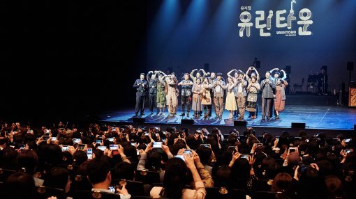 블루스퀘어 삼성카드홀에서 열린 월요 쇼케이스 현장. 블루스퀘어는 주목받는 라인업뿐 아니라 다양한 지원 및 교육프로그램으로 잘 알려졌다.