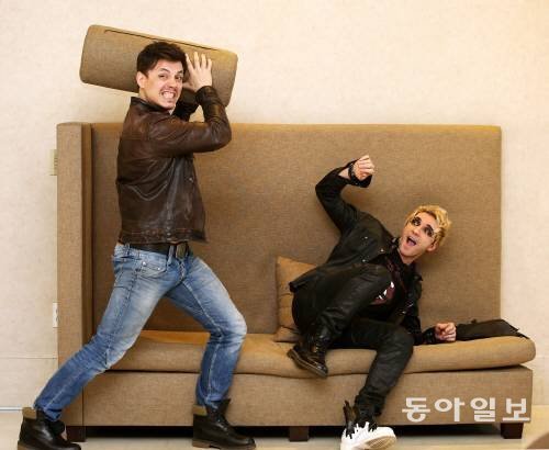 로랑 방(왼쪽)과 미켈란젤로 로콩테가 장난치는 모습. 로콩테는 공연 때마다 직접 스모키 메이크업을 한다. 둘은 집에서 함께 축구를 볼 정도로 친하다. 로랑 방은 “지네딘 지단이 박치기 하는 걸 보며 무대 위에서 모차르트의 머리를 한번 들이받고 싶다는 생각이 들었다”며 웃었다. 장승윤 기자 tomato99@donga.com