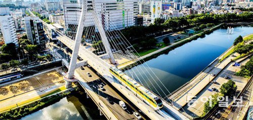 지난해 4월 개통한 대구도시철도 3호선은 관광용으로도 호응을 얻고 있다. 모노레일이 남구 대봉교 구간을 달리고 있다. 동아일보DB