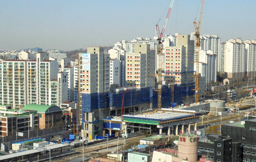 다음 달 입주자를 모집할 서울 마포구 성산동 ‘행복주택 서울 가좌역지구’는 지상 20층 규모의 아파트다. 아파트 앞 철길 위로 폭 47ｍ, 길이 36ｍ 크기의 콘크리트 덱이 설치돼 소음과 진동을 막아준다. 국토교통부 제공