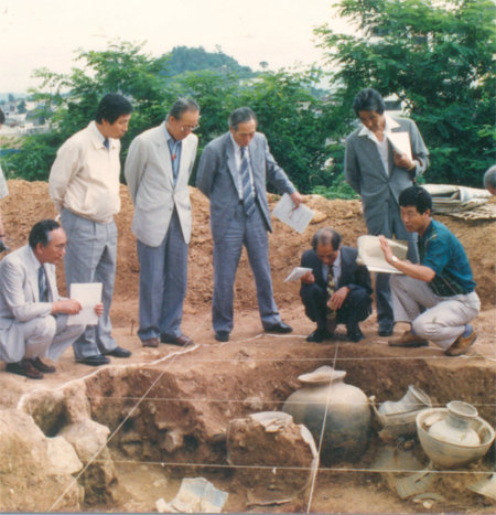 1990년 8월 경남 김해시 대성동 1호 고분 발굴 직후 신경철 교수(오른쪽)가 현장에서 출토 유물을 소개하고 있다. 신경철 교수 제공