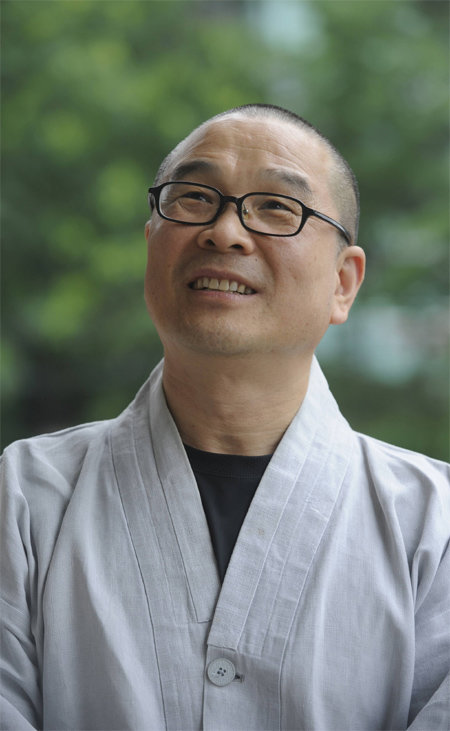 2012년 에세이 ‘비움, 아름다운 채움’ 이후 4년 만에 신작을 낸 성전 스님. 경남 남해 염불암에서 적적하게 살고 있다.