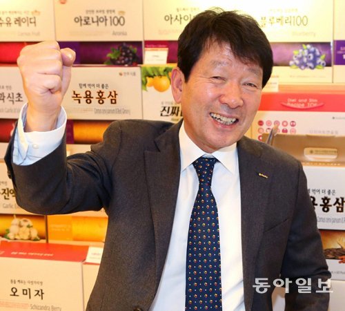 김영식 천호식품 회장이 활력이 넘치는 동작으로 건강식품을 소개하고 있다. 박경모 기자 momo@donga.com