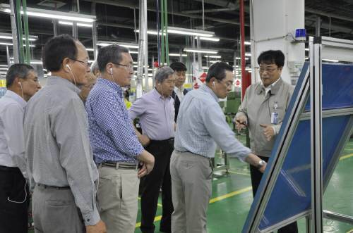 구자열 LS그룹 회장(오른쪽에서 두 번째)이 지난해 5월 중국 우시산업단지 내 LS산전 생산법인을 방문해 사업 현황에 대한 설명을 듣고 있다. LS그룹 제공