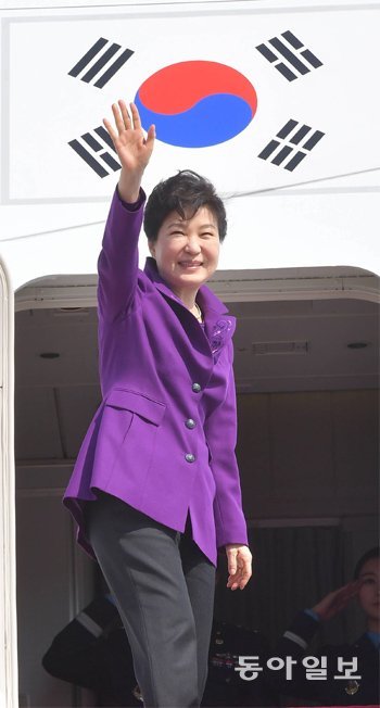 박근혜 대통령이 30일 미국 워싱턴에서 열리는 핵안보정상회의 참석을 위해 서울공항에서 전용기에 오르며 손을 흔들고 있다. 성남=변영욱 기자 cut@dnoga.com