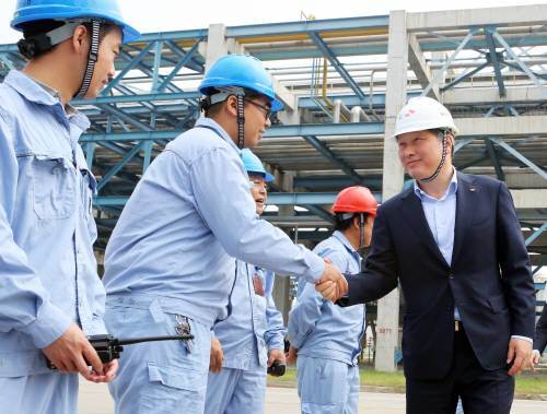 최태원 SK그룹 회장이 지난해 8월 중국 후베이 성 우한에 있는 나프타분해설비(NCC) 공장을 방문해 임직원들과 인사하고 있다. SK그룹은 어려운 경제 환경을 글로벌 신시장 개척을 통해 돌파하고 있다. SK그룹 제공