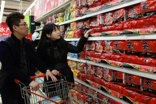중국 상하이의 대형마트에서 신라면을 구매하고 있는 중국 소비자들. 농심 제공