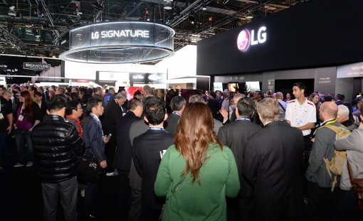 올해 초 미국 라스베이거스에서 열린 가전전시회(CES) 2016에서 LG전자는 최고급 가전시장 공략을 위한 통합 브랜드 ‘LG 시그니처(SIGNATURE)’를 공개했다. LG전자 제공