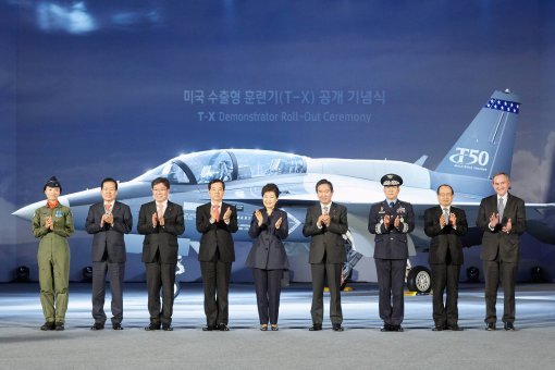 박근혜 대통령(왼쪽에서 다섯 번째), 한민구 국방부 장관(왼쪽에서 네 번째), 하성용 한국항공우주산업(KAI) 사장(왼쪽에서 여섯 번째) 등 참석자들이 지난해 12월 열린 미국 수출형 훈련기(T-X) 공개 기념식에서 기념촬영하고 있다. 한국항공우주산업 제공